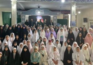 حضور مادر شهید مرتضی خزایی در جمع دختران دانش‌آموز معتکف نوشهر